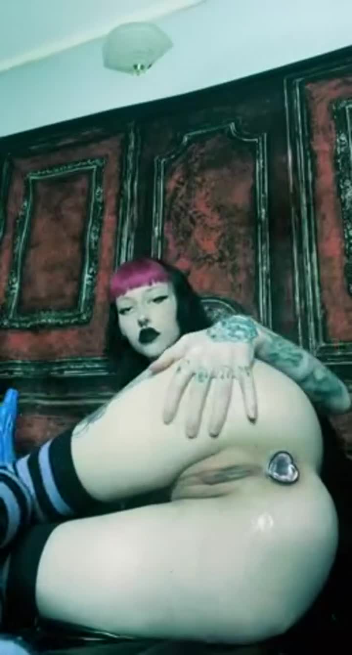 Slurp on my clit while I watch a movie? - free porn video