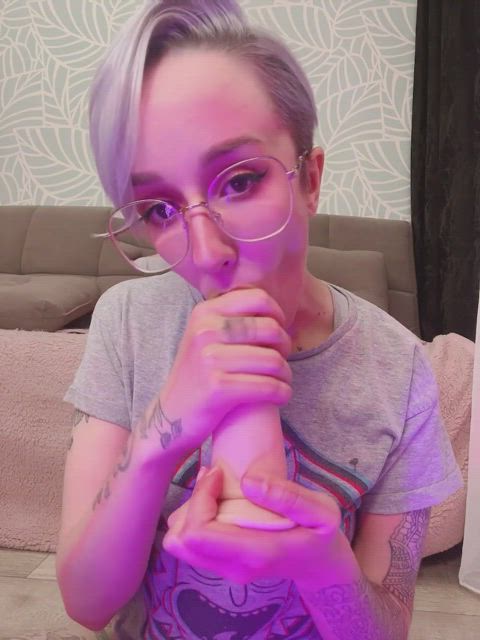 This is how a can serve your dick - free porn video