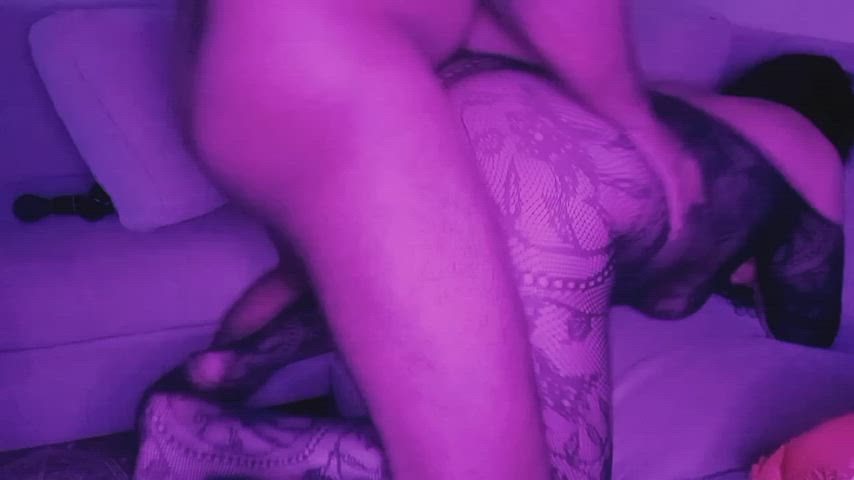 Bent her over couch and fucked her ass while pulling her hair! - free porn video