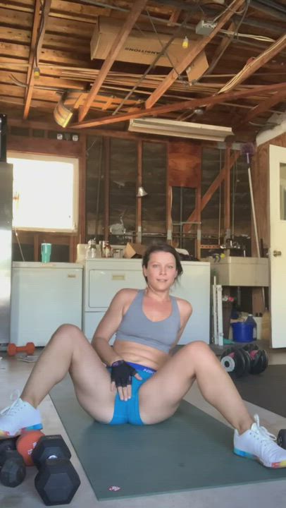 Sometimes I get distracted during my workout 🤷🏻‍♀️ - free porn video