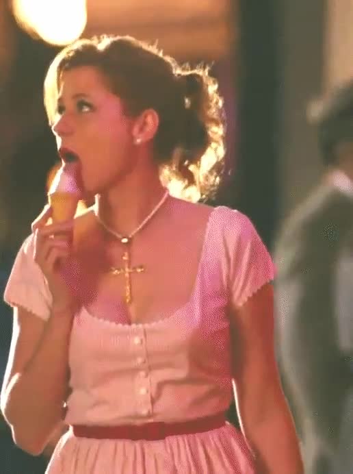 Jenna Fischer eating ice cream - free porn video