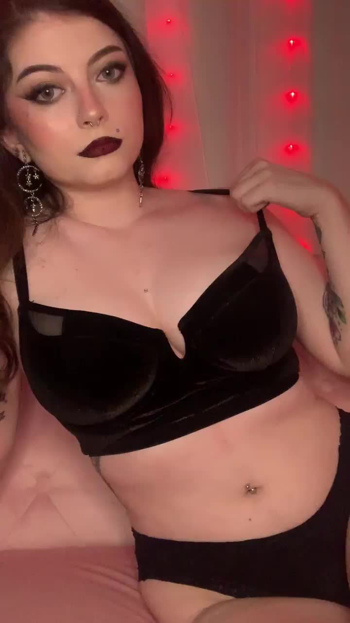 Let me smear my dark lipstick on your cock - free porn video