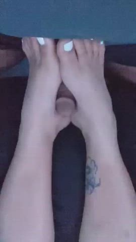 Just relaxing when someone decided to use my feet 😈😉 - free porn video