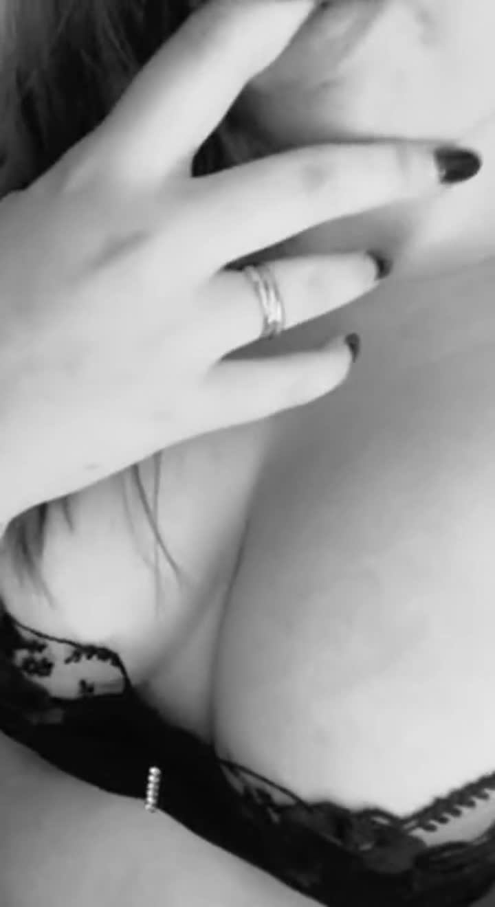 Craving a big thick cock to suck on 😩 - free porn video