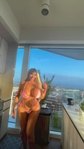 The Bimbo Queen - free porn video