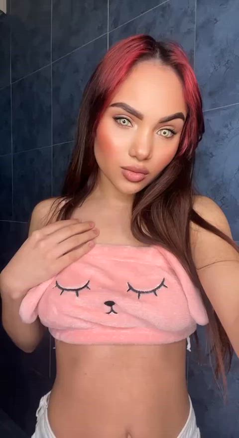 Can't resist the urge to show a boob on the first date - free porn video