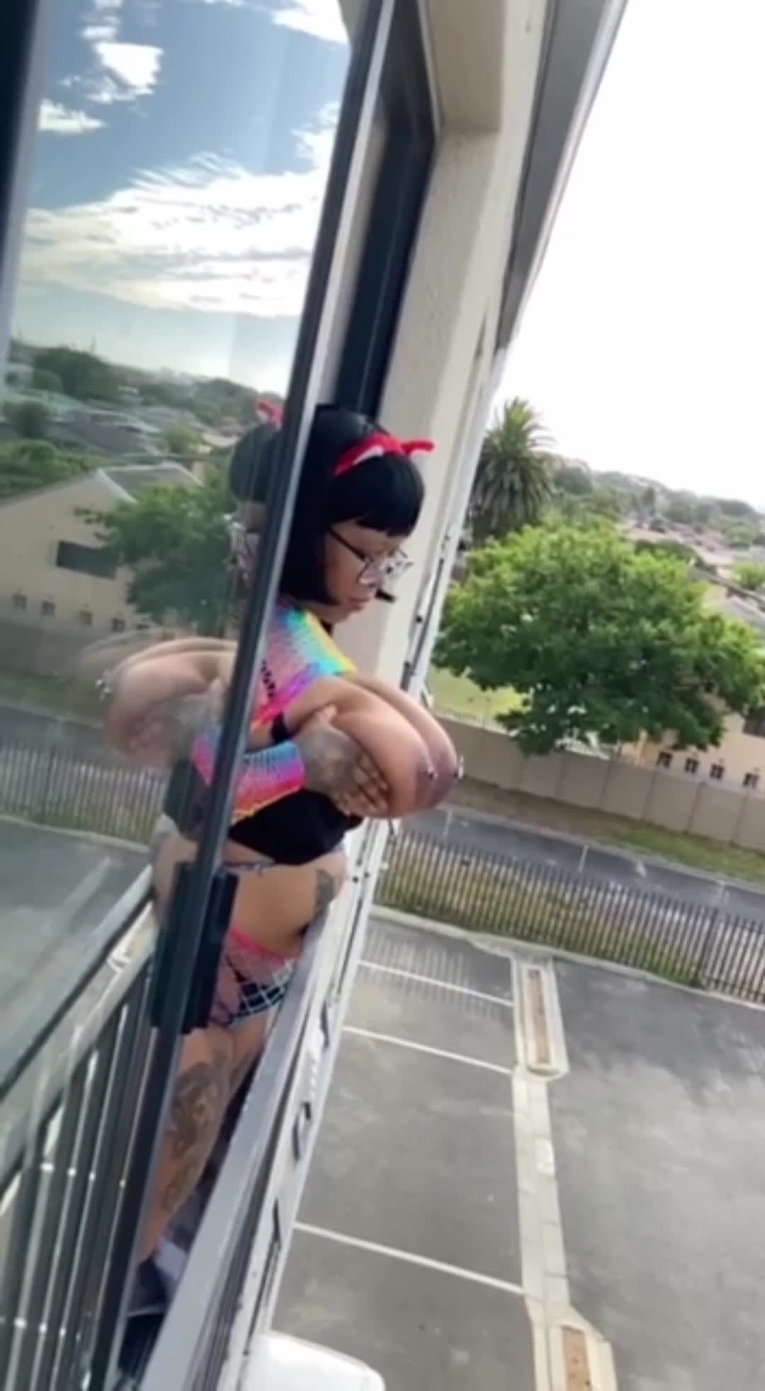 Flashing my neighbors  - free porn video