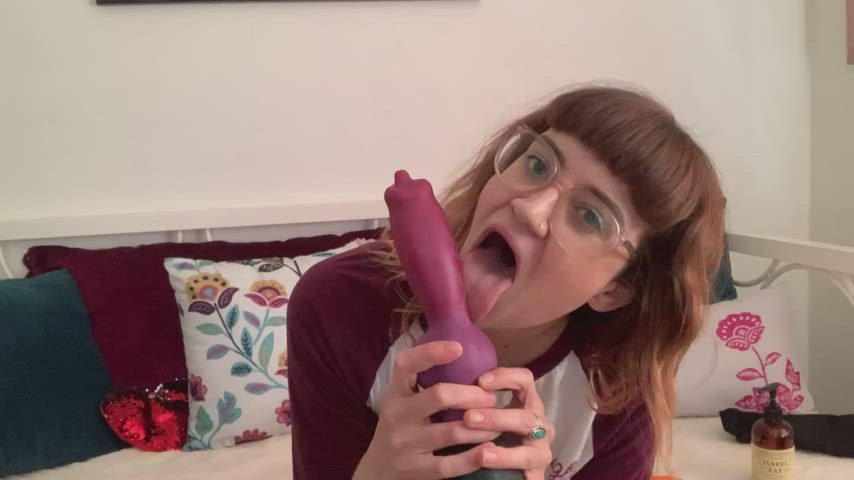 She really knows how to suck a dick. - free porn video