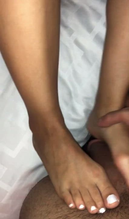 Everyone here telling me to be grateful for shitty footjobs. Fuck that. Need someone experienced with nice feet in chicago please! Can’t keep doing this with these tinder chicks - free porn video