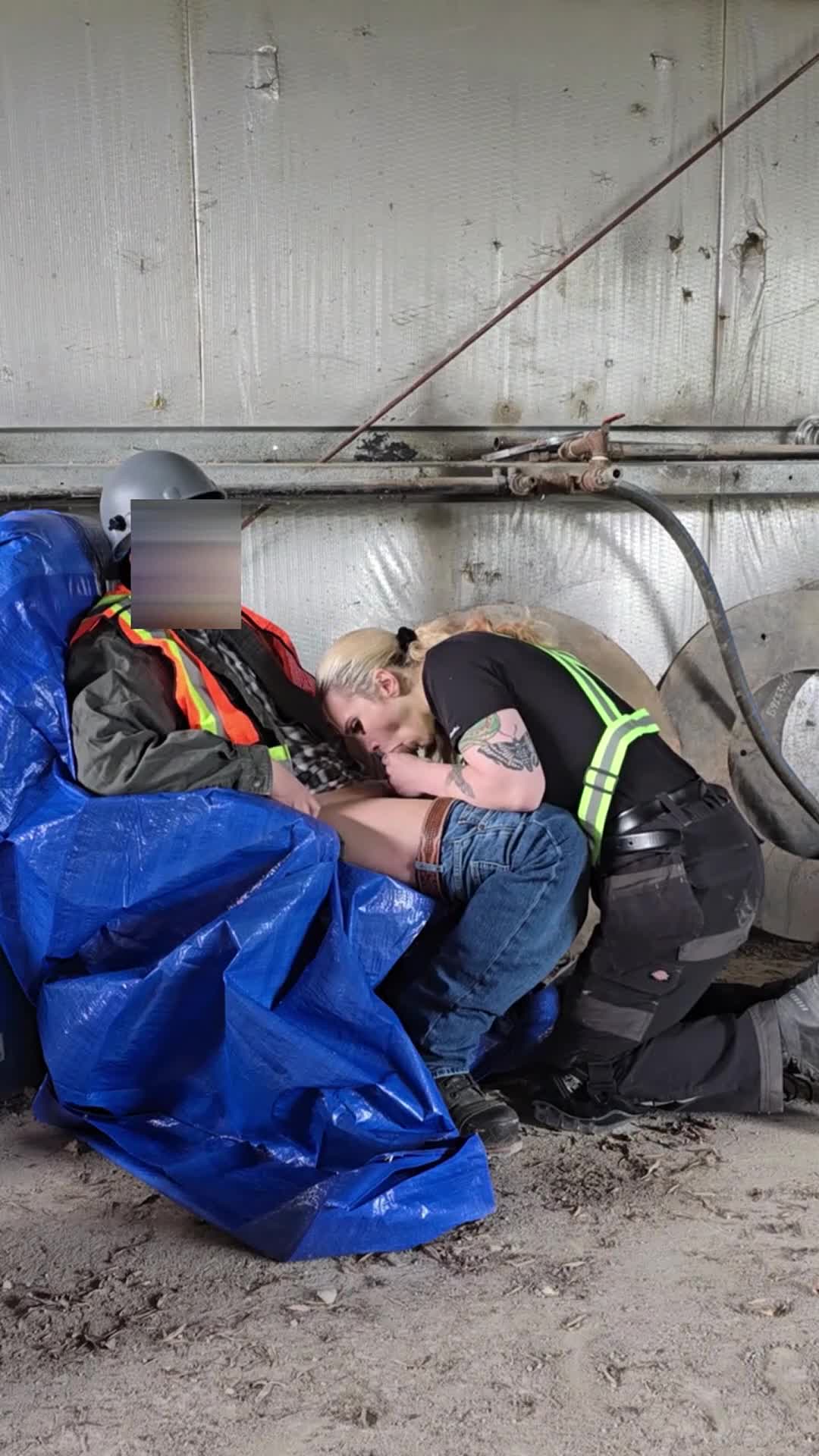 Construction girl sucks cock on the job - free porn video