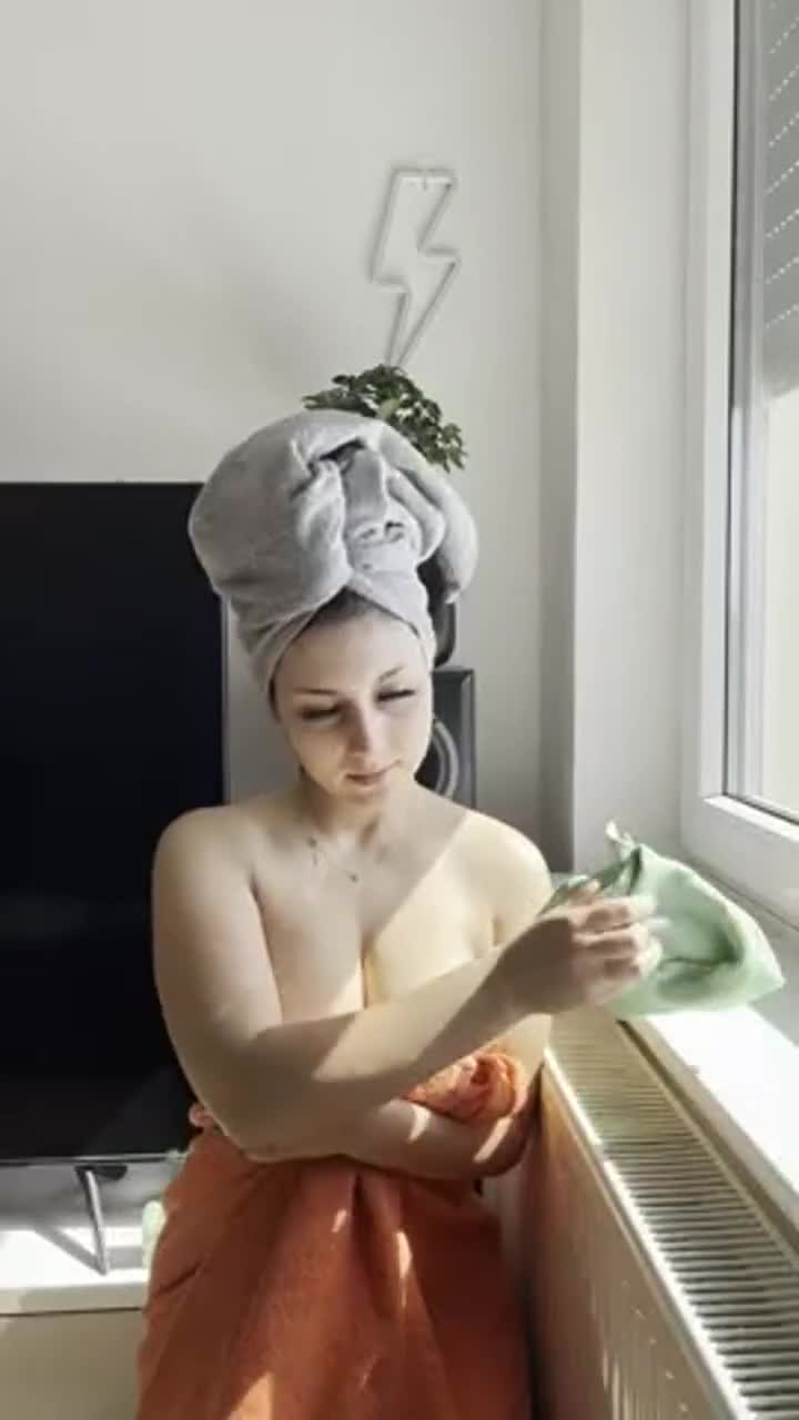 Just a peek under my towel - free porn video