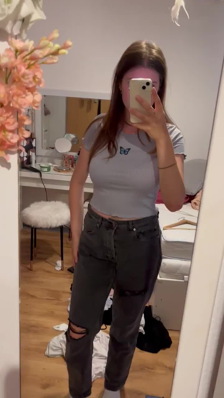 Revealing and bouncing my favorite body part 🙈 - free porn video