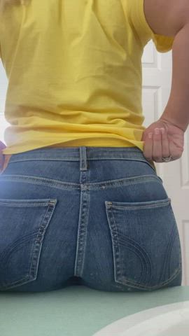 I heard you were wondering what my ass hole looked like under these jeans - free porn video