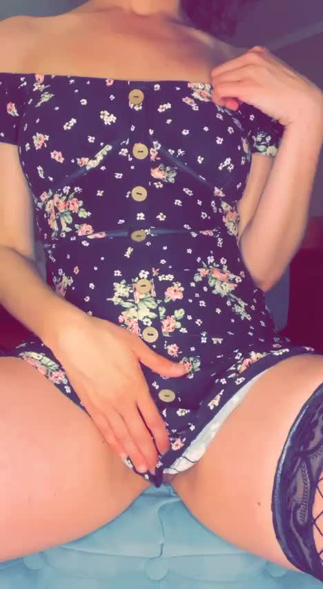 Rest your chin on the front of my chair here - free porn video