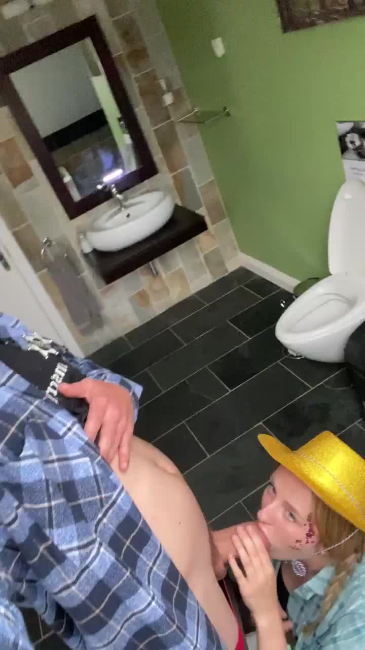Sneaking out for a quick Blowjob - free porn video