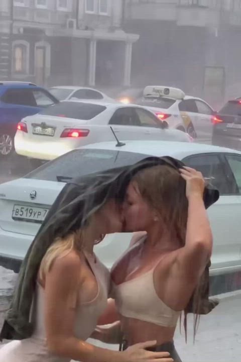 Kissing in the rain - free porn video