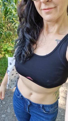 Milf enjoys the public - free porn video