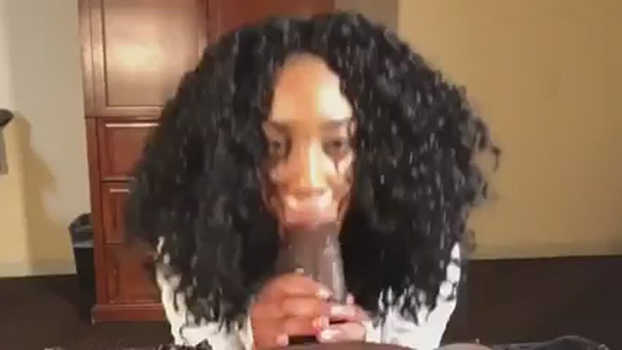Ebony babe sucking BBC - free porn video