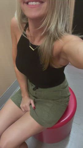 How many moms do you know wear a plug to the store just because it feels good? - free porn video