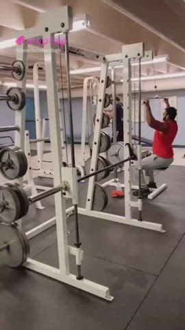 Boobs flashing at the gym - free porn video