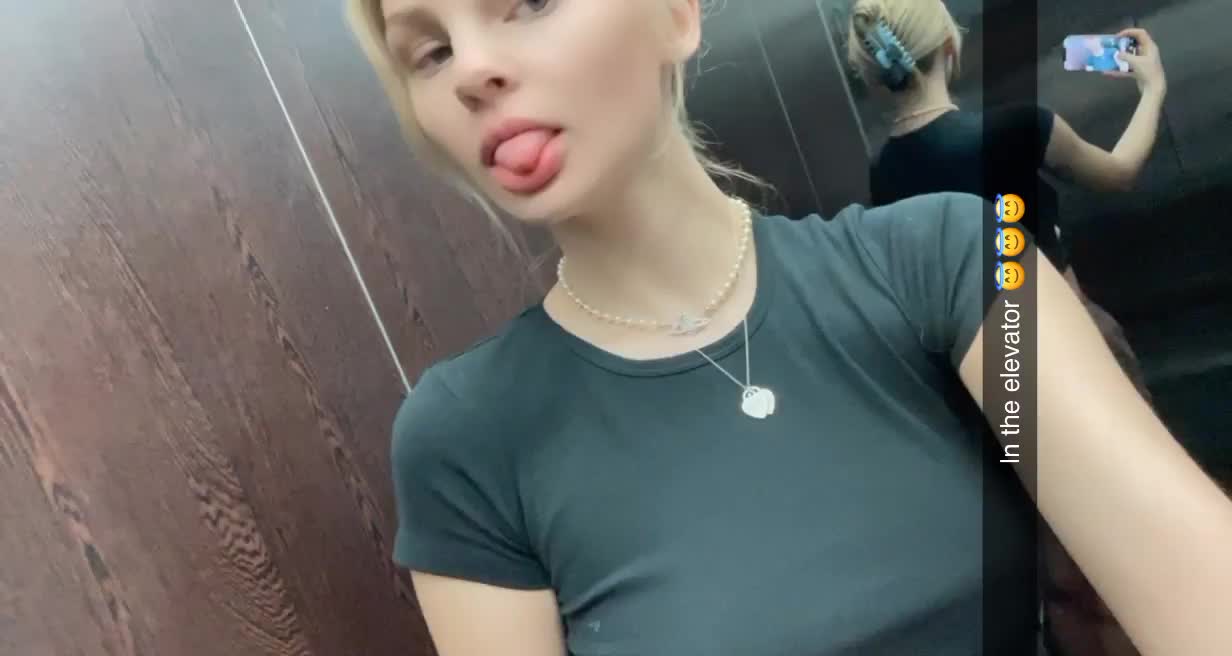 Flashing in the elevator is fun… next I need to fuck someone in there 😇 - free porn video
