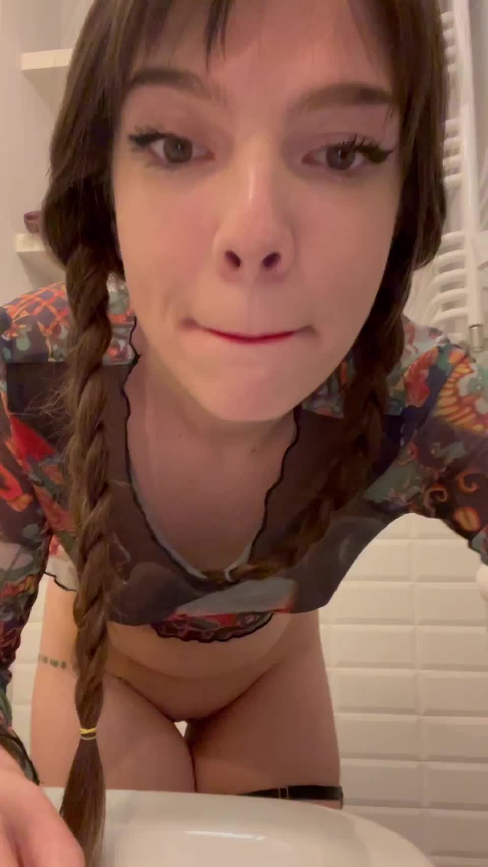 I rub my ass every day in front of the mirror - free porn video