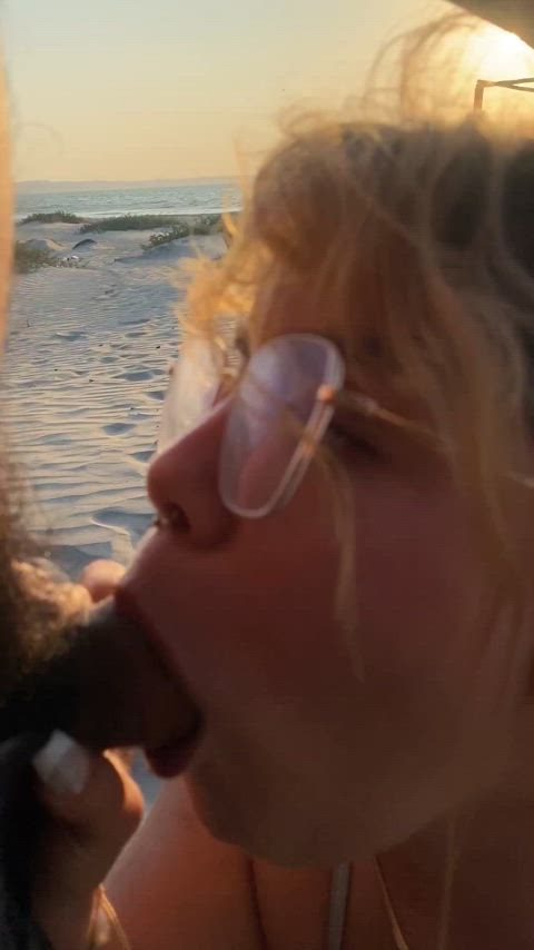 Caught giving a BJ in the beach - free porn video