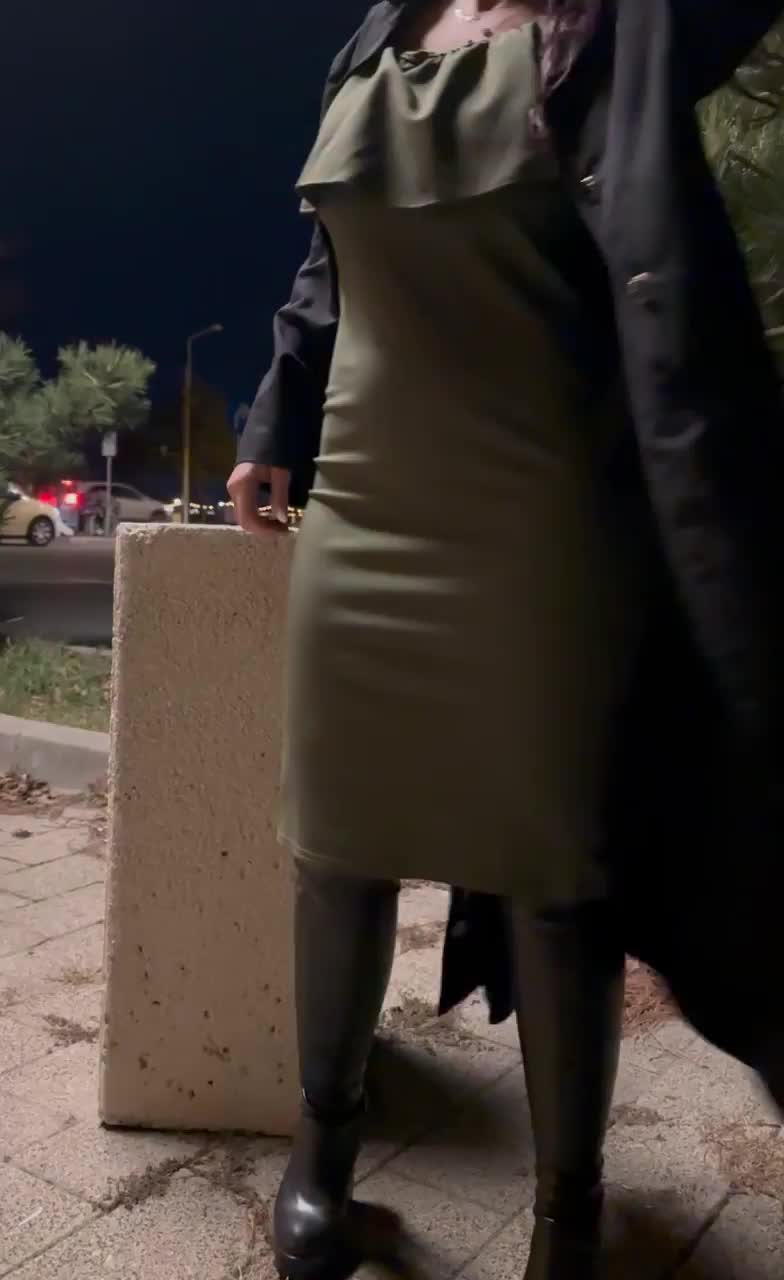 Showing everyone what i'm hidding under the dress [gif] - free porn video