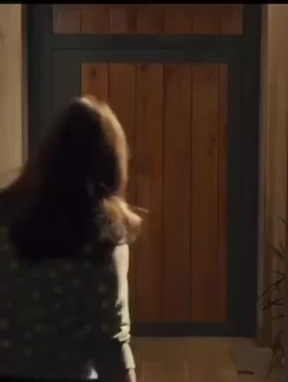 Emilia Clarke is so petite but still has the fattest little cheeks - free porn video
