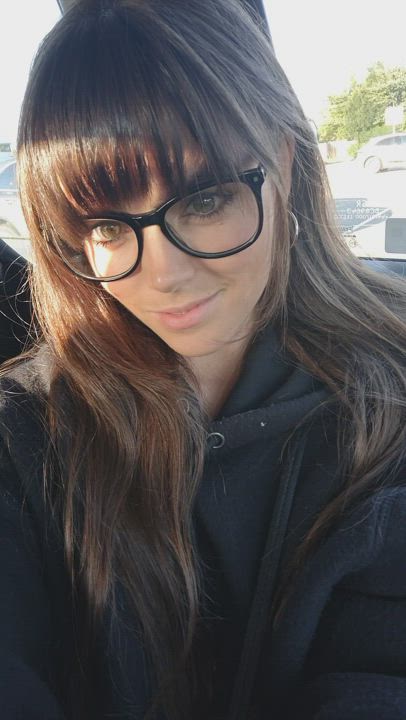 Wanna get naughy in the car when the car park is busy? 😋 - free porn video