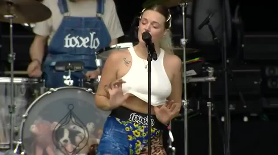 Tove Lo likes showing off her tits on stage - free porn video