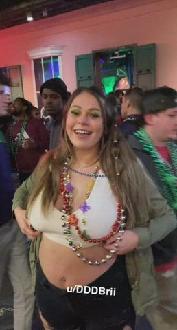 Busty hottie happy to flash for beads! - free porn video