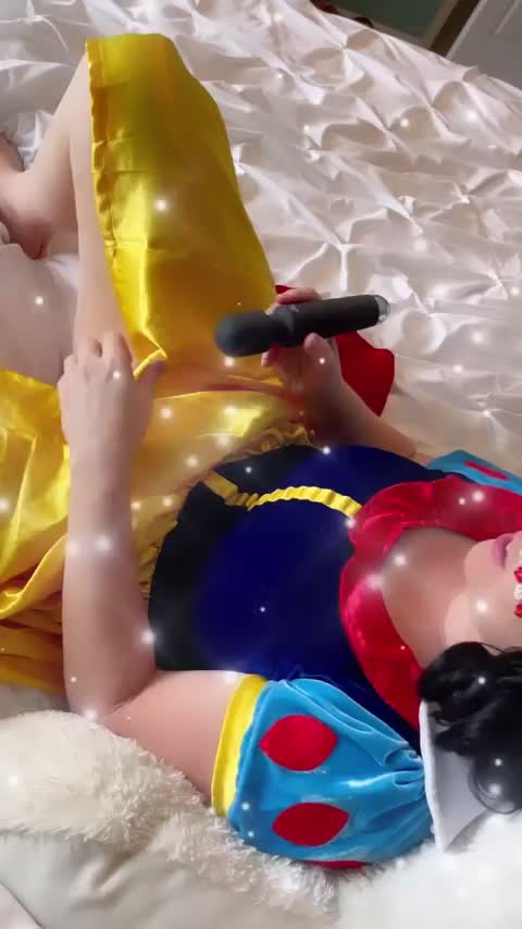 Squirting while masturbating before a gangbang - free porn video