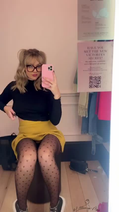 Getting distracted while Christmas shopping the best kind of way 🛍 [GIF] - free porn video