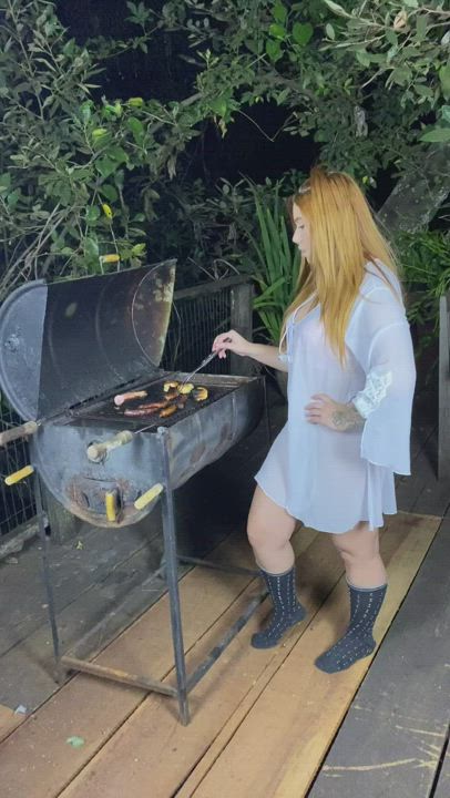 Barbecues only work for me with BIG SAUSAGES - free porn video
