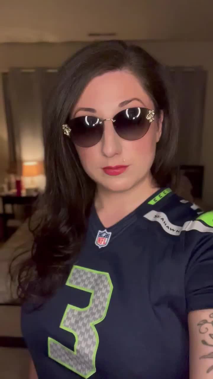 I’ll give you one try to tell me which is the best football team in the US. Answer carefully… - free porn video