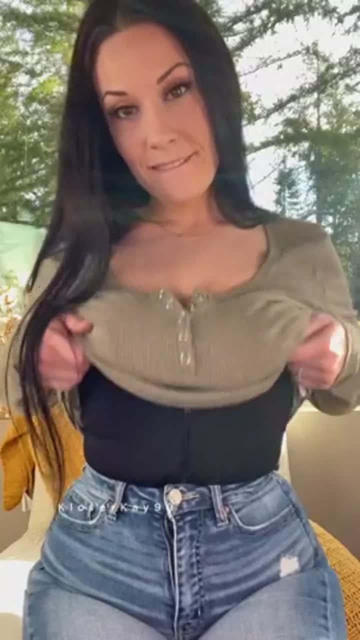 Anybody here order a curvy Latina to-go - free porn video