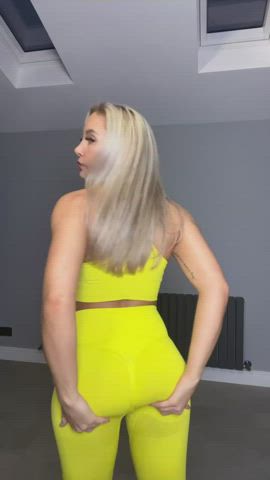 Whenever I wear my leggings I can’t help but to jiggle it, hope you don’t mind this - free porn video