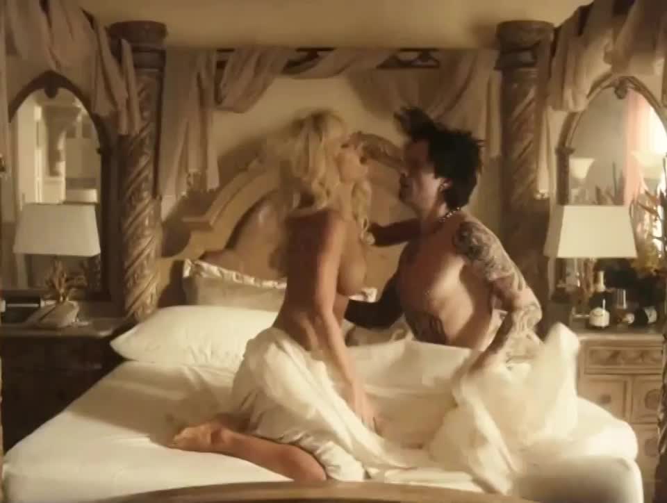 Lily James in "Pam & Tommy" S01E02 - free porn video