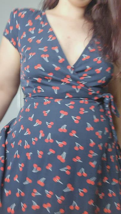 Do you like how my tummy jiggles? - free porn video