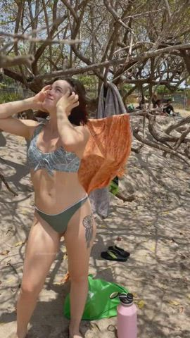 Took the risk and got caught flashing at the beach [gif] - free porn video