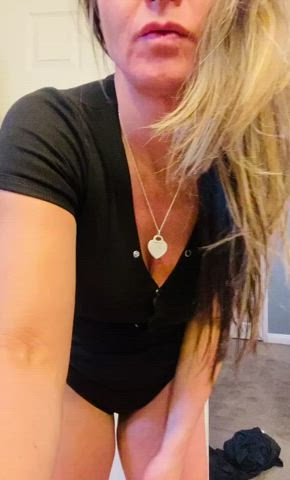 Momma is breaking this holiday weekend wide open. 39yo w 3 kids - free porn video
