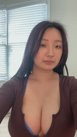 I love bouncing my tits around 😇 - free porn video
