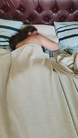 I'm 40 years old but I still like to sleep naked🥰 - free porn video