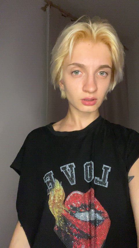 Small teen is showing off her tits - free porn video