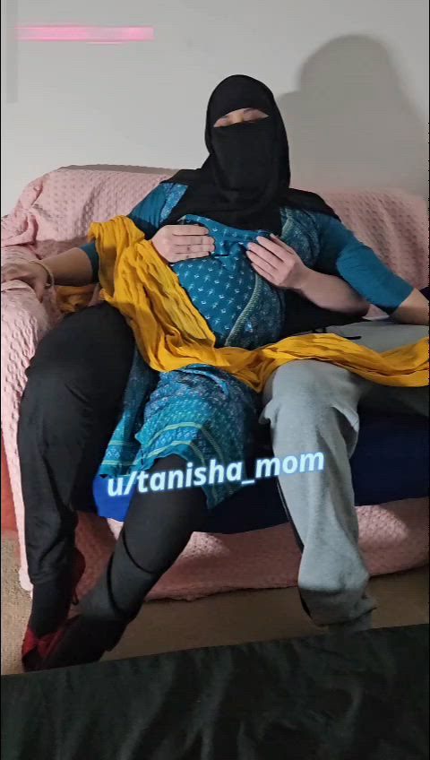 Thick hijabi likes to play - free porn video