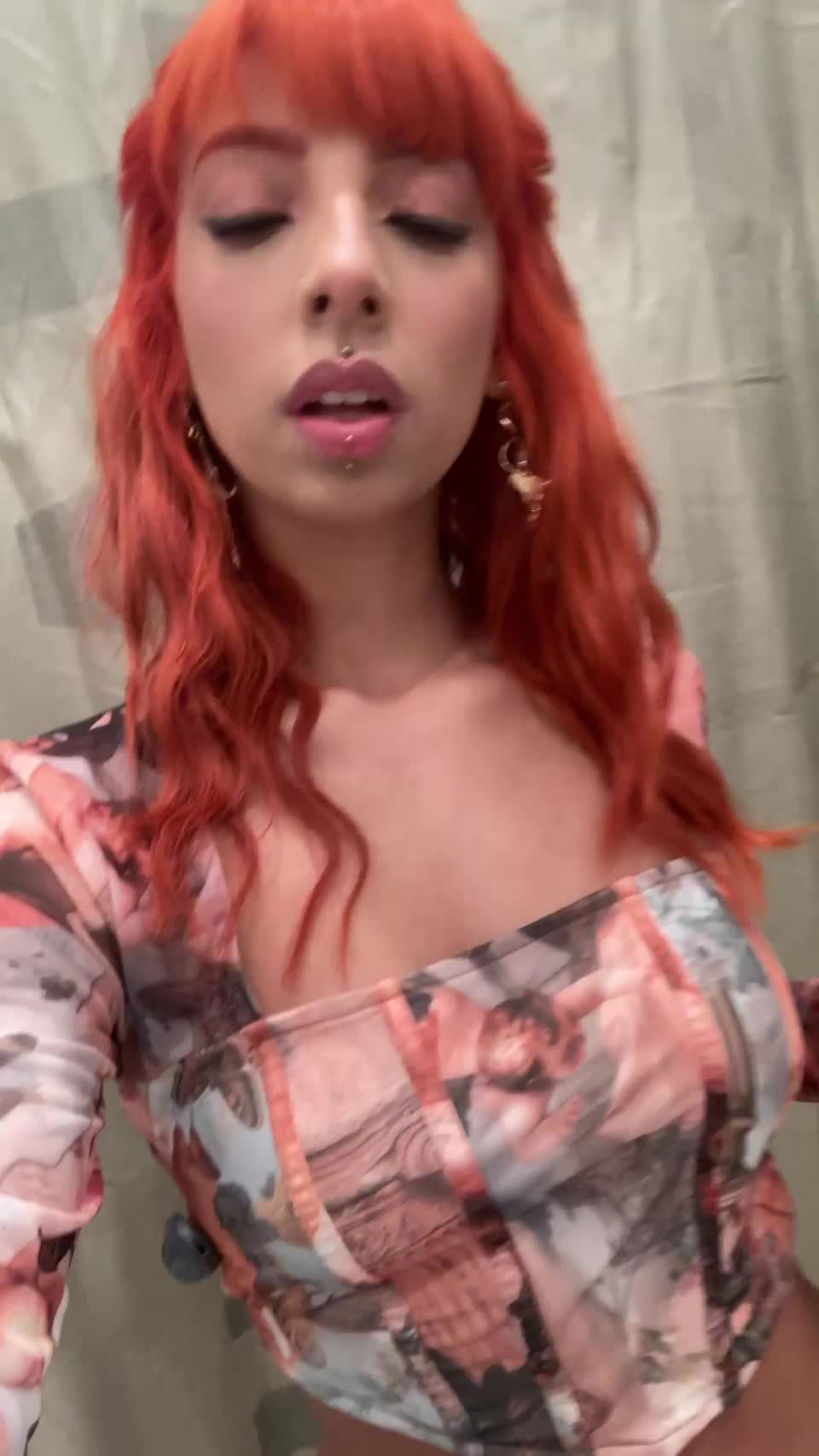 Went shopping and decided to have a little fun in the changing rooms - free porn video