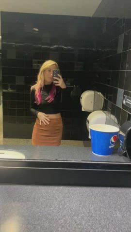 I told my date I was just running to get popcorn, little does he know I’m really taking nudes in the bathroom 🍿 [GIF] - free porn video
