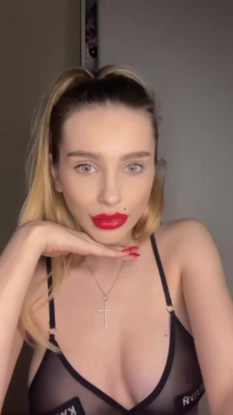 I want to left my red lipstick on your dick😛 - free porn video
