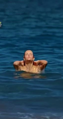 Can we take a second to appreciate the spectacular slow motion bounce of Brooklyn Decker’s god-given titties? Science don’t make ‘em like that! Just Go With It. 2011 - free porn video